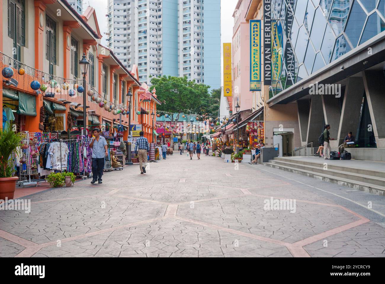 I turisti camminano lungo il quartiere Little India a Singapore Foto Stock