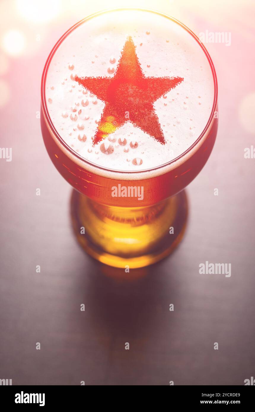 La birra lager sul tavolo Foto Stock