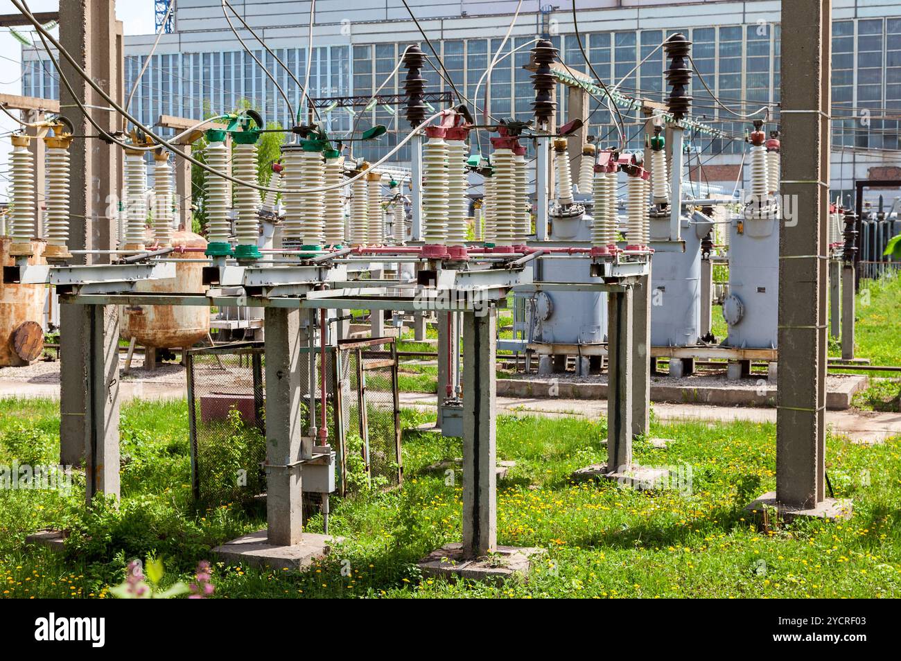Parte della Sottostazione di alta tensione con gli interruttori in estate giornata di sole Foto Stock