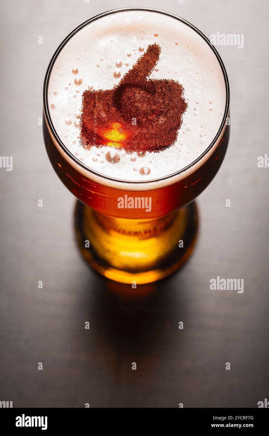 La birra lager sul tavolo Foto Stock