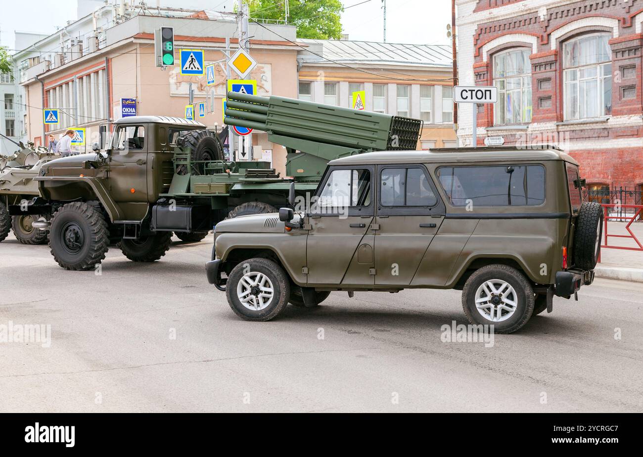Veicolo corazzato speciale UAZ-3152 Hussar e BM-21 Grad multiple Rocket Launcher su telaio Ural-375D in strada Foto Stock