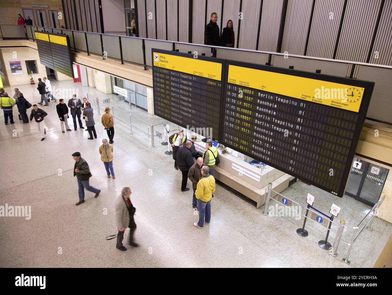 Passeggeri all’aeroporto Tempelhof, due giorni prima della chiusura delle operazioni di volo, Berlino, 28 ottobre 2008, Berlino, Berlino, Germania, Europa Foto Stock