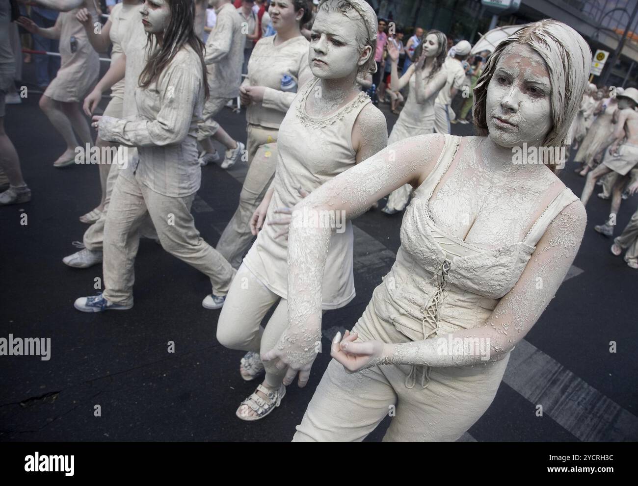 Berlino, 11.05.2008, Carnevale delle Culture, gruppo di Bunzlau, Polonia. Ballerina partecipa alla sfilata di strada di Berlino di minoranze etniche chiamata Karneval de Foto Stock