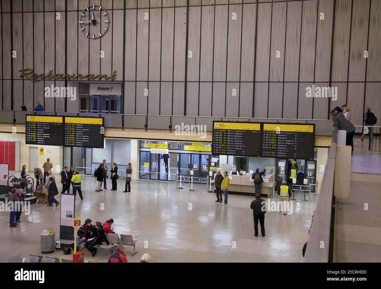 Passeggeri all’aeroporto Tempelhof, due giorni prima della chiusura delle operazioni di volo, Berlino, 28 ottobre 2008, Berlino, Berlino, Germania, Europa Foto Stock