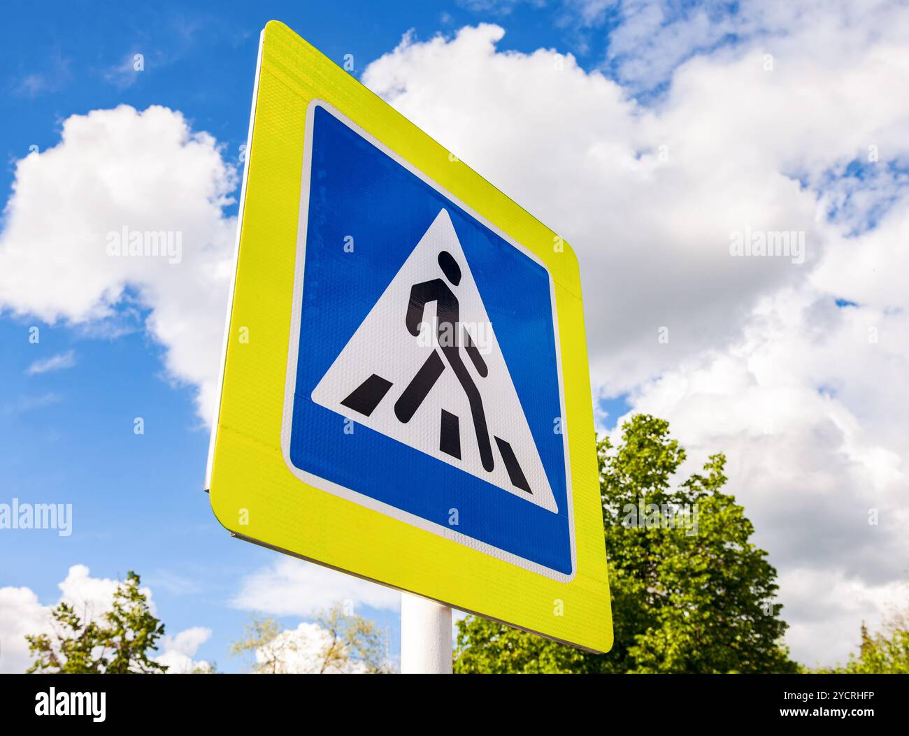 Cartello stradale attraversamento pedonale con le nuvole in background Foto Stock