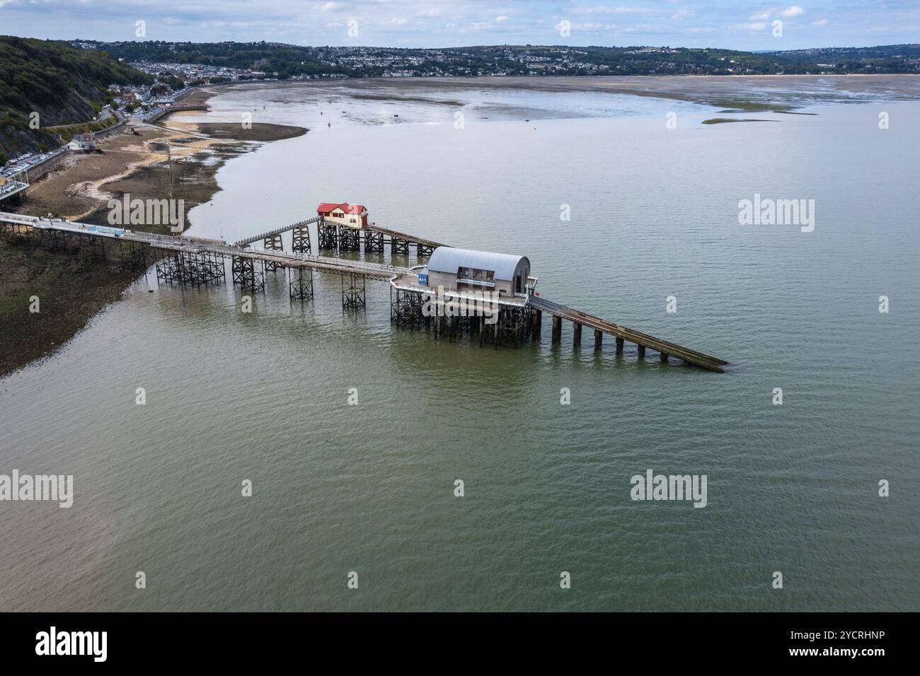 Una vista degli storici moli sul promontorio di Mumbles nella Baia di Swansea Foto Stock