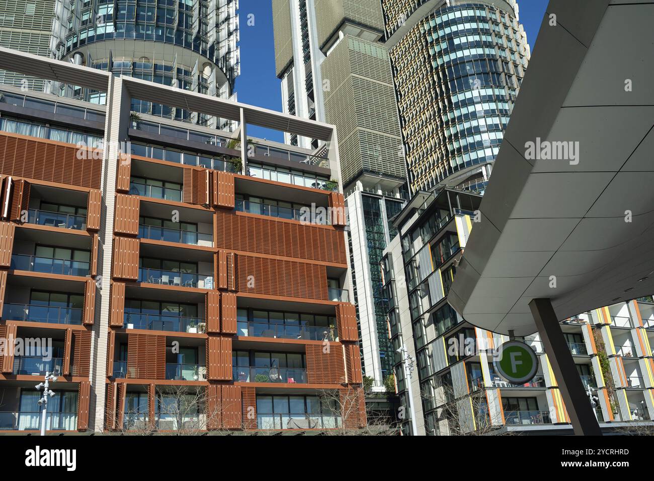 16 settembre 2018, Sydney, nuovo Galles del Sud, Australia, Una vista dei moderni edifici residenziali, delle torri di uffici e dei ristoranti lungo la zona pedonale di Wulugu Foto Stock