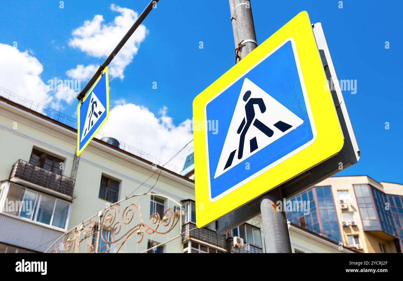 Segno del traffico di attraversamento pedonale con cielo blu in background Foto Stock