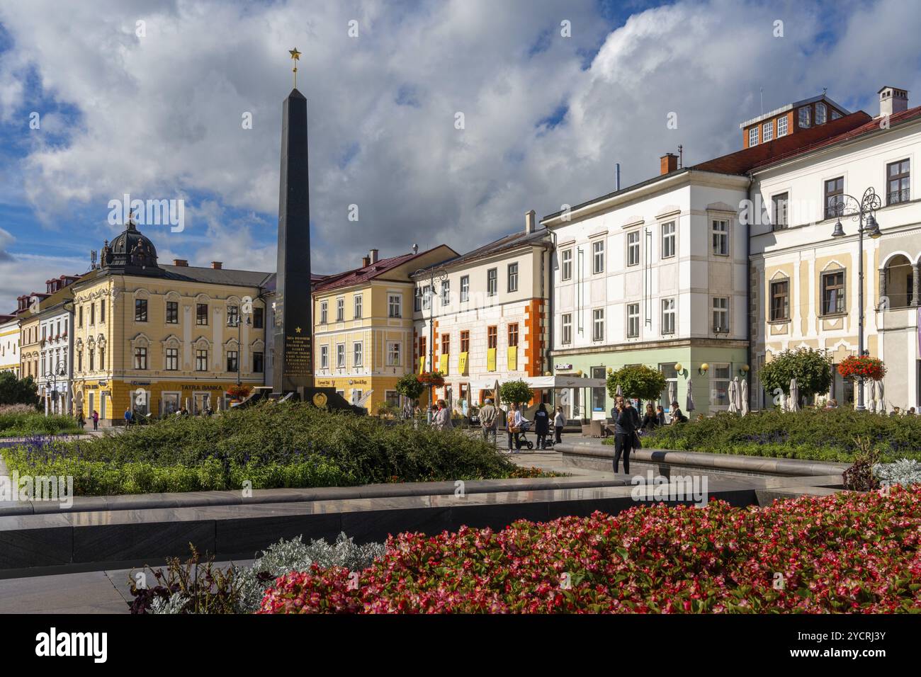 Banska Bystrica, Slovacchia, 28 settembre 2022: Veduta della piazza principale della città e del Memoriale degli eroi morti dell'esercito sovietico e rumeno nel centro di Ban Foto Stock