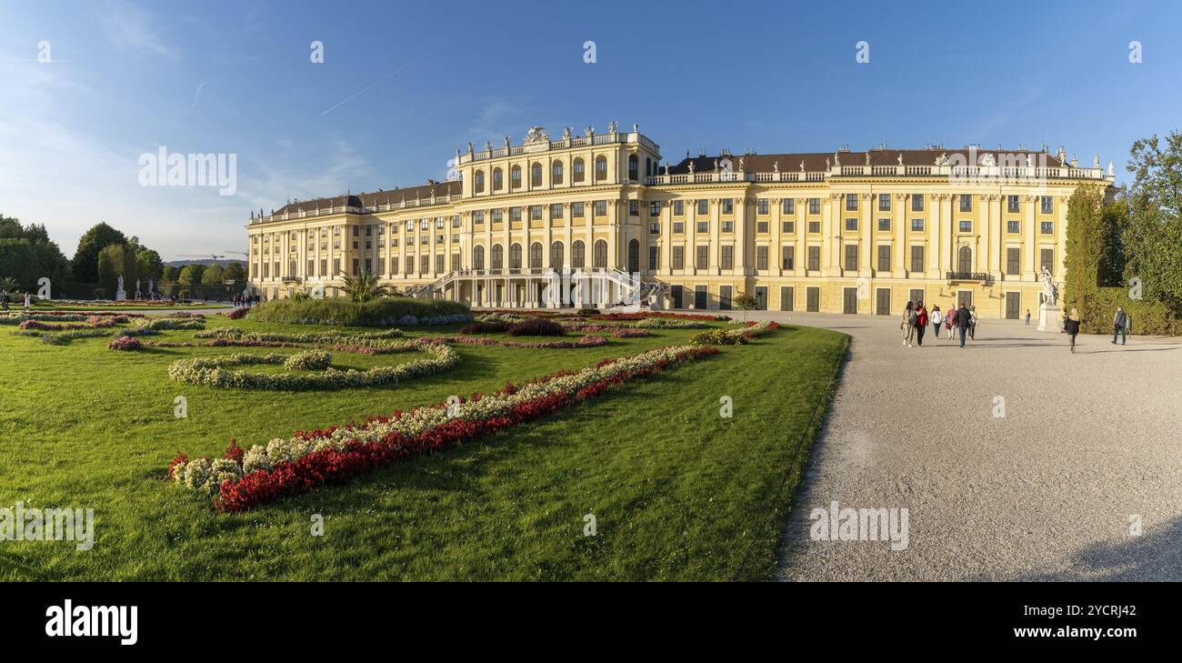 Vienna, Austria, 22 settembre 2022: Vista sul retro del Palazzo Schonbrunn con fiori colorati nei giardini in calda luce serale, Europa Foto Stock