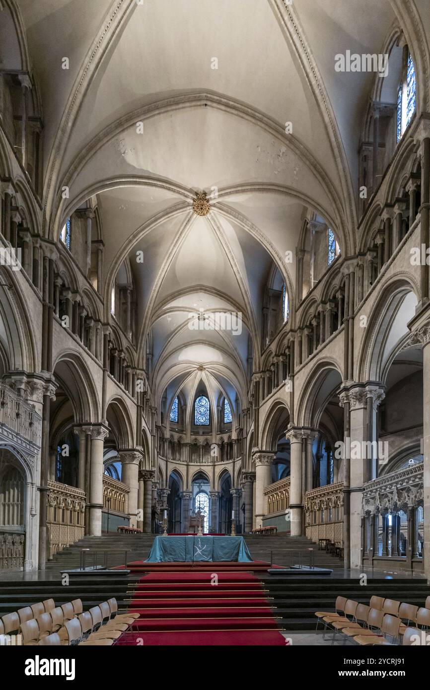 Canterbury, Regno Unito, 10 settembre 2022: Veduta dell'altare e delle scale che conducono alla Cappella della Trinità all'interno della Cattedrale di Canterbury, Europa Foto Stock