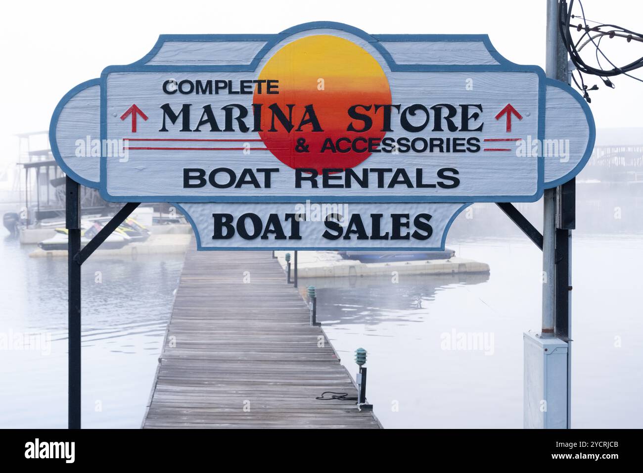 Segnaletica per Park Marina in una mattinata nebbiosa presso il lago Allatoona a Cartersville, Georgia. (USA) Foto Stock