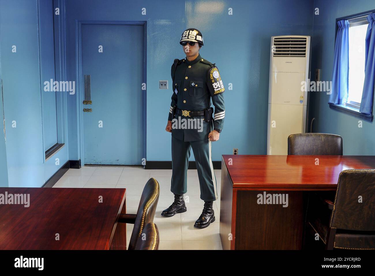 02.05.2013, Panmunjom, Corea del Sud, Asia, Un soldato di guardia sudcoreano si trova in una posizione difensiva in una baracca negoziale nella Joint Security AR Foto Stock