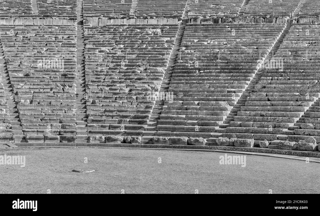 Epidauros, Grecia, 9 novembre 2022: Dettaglio architettonico delle file di pietra e dei posti a sedere nel Teatro Antico di Epidauros nel sud della Grecia, Europa Foto Stock