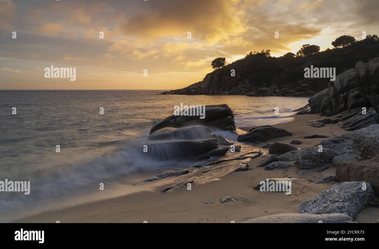 Lunga esposizione della spiaggia di Cavoli sull'Isola d'Elba al tramonto Foto Stock