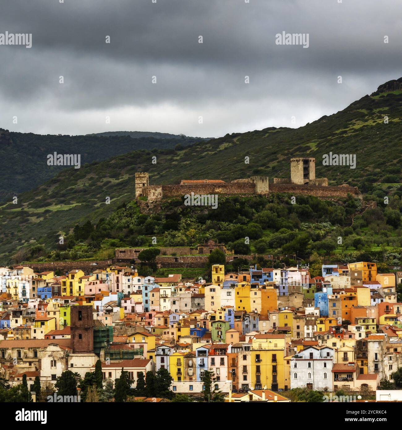 Bosa, Italia, 13 dicembre 2022: Veduta del pittoresco centro storico e del Castello Malaspina di Bosa tra le verdi montagne della Sardegna, Europa Foto Stock