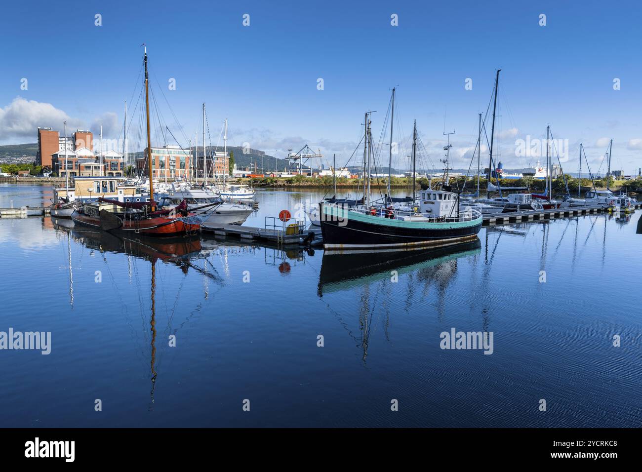 Belfast, Regno Unito, 21 agosto 2022: Barche ormeggiate nel porto nel Titanic Quarter di Belfast sul fiume Lagan, Europa Foto Stock