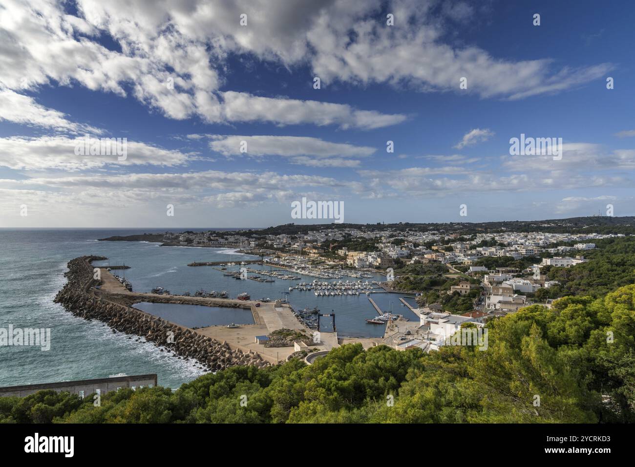 Vista sul porto e sulla città portuale di Santa Marina di Leuca, nell'Italia meridionale Foto Stock