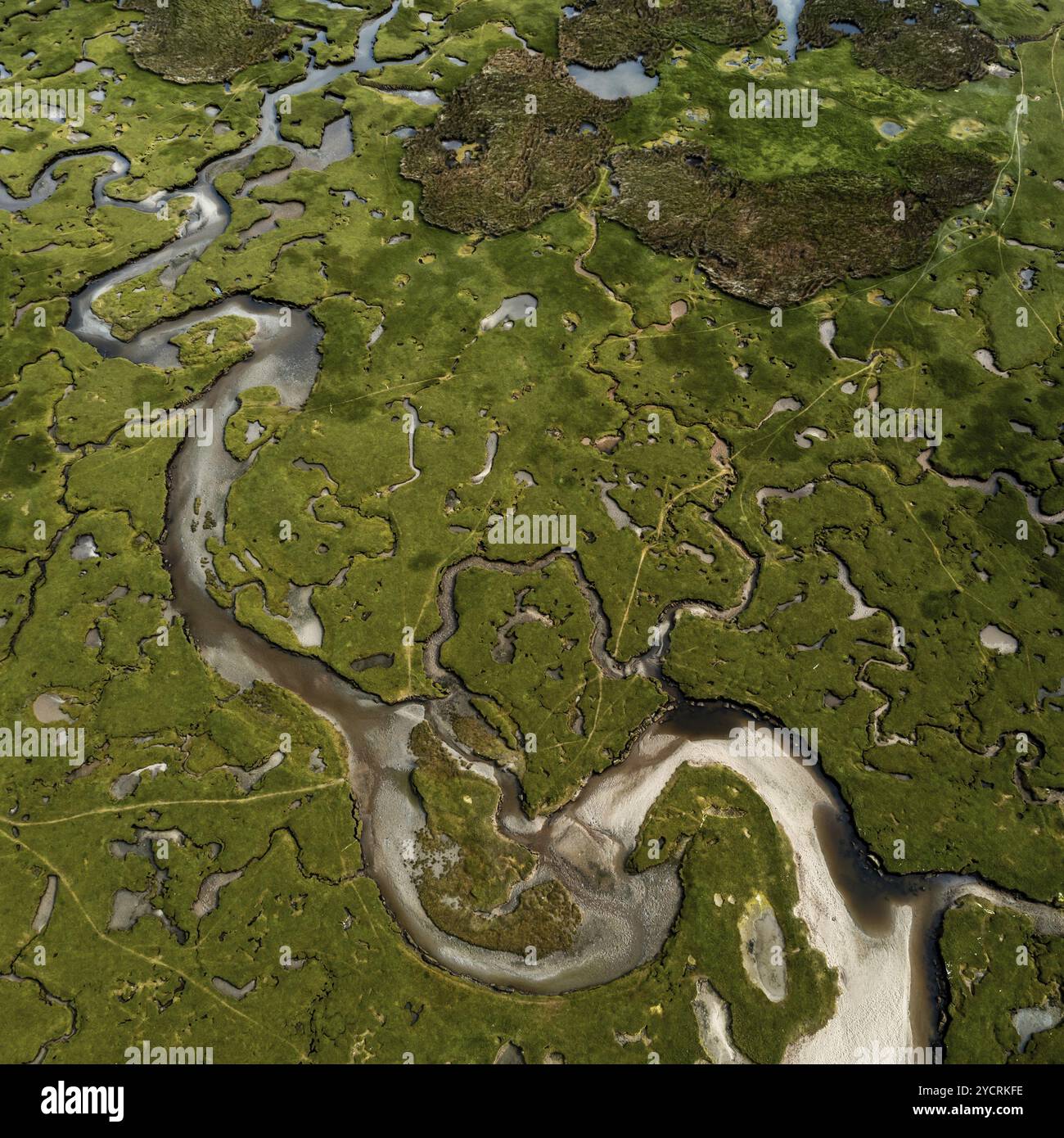 Una vista dall'alto verso il basso delle insenature e delle piscine e dei fiumi del Saline di Carrowmore Lacken nella contea settentrionale di Mayo Foto Stock