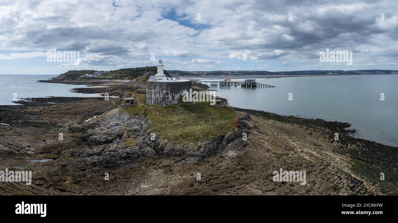 Vista aerea del promontorio di Mumbles con lo storico faro e moli nella baia di Swansea Foto Stock