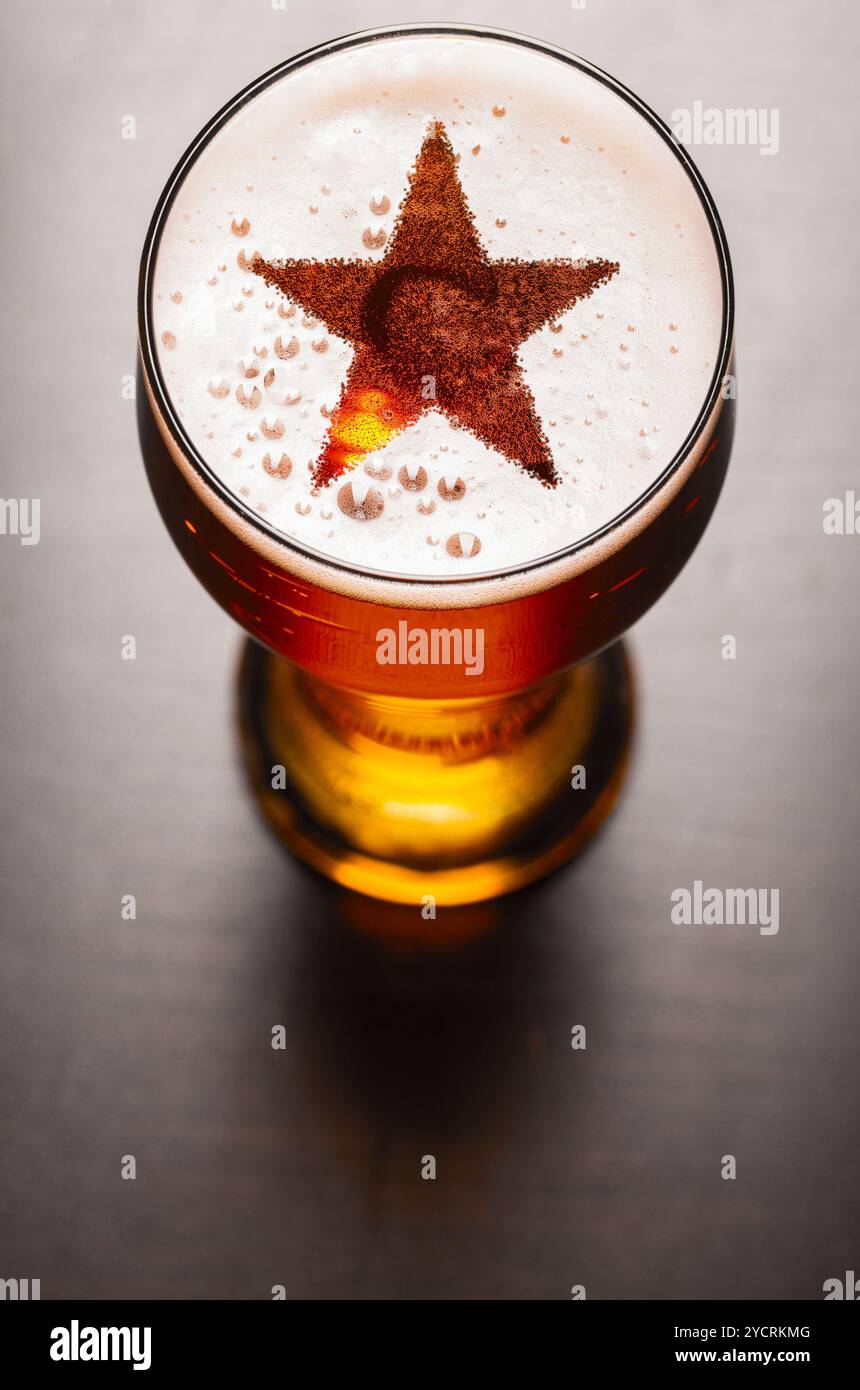 La birra lager sul tavolo Foto Stock