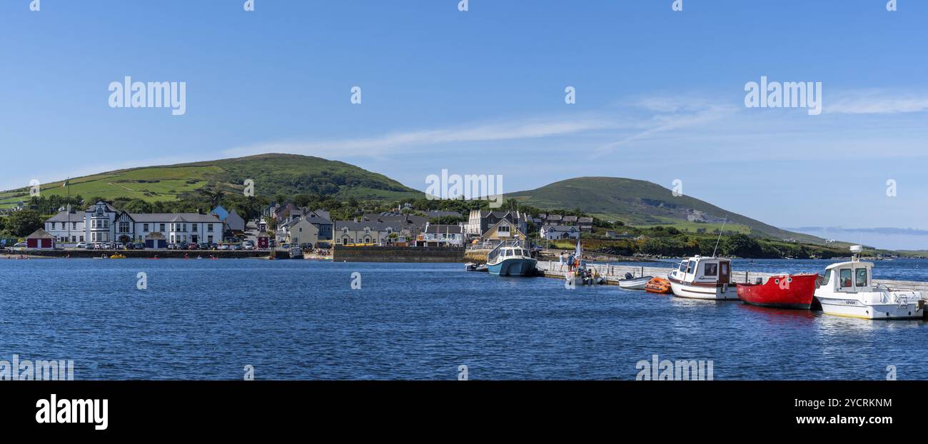 Knight's Town, Irlanda, 8 agosto 2022: Barche colorate ancorate nel porto e nel porticciolo sportivo di Knight's Town sull'isola Valentia nella contea di Kerry Foto Stock