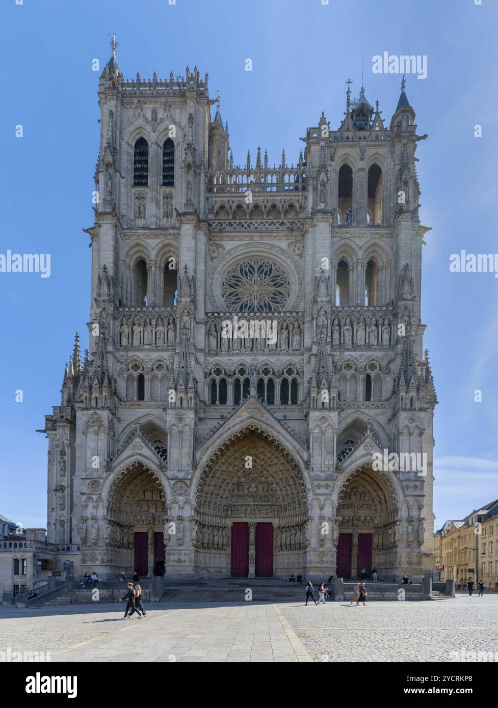 Amiens, Francia, 12 settembre 2022: Veduta delle due guglie e facciata occidentale della storica cattedrale di Amiens, Europa Foto Stock