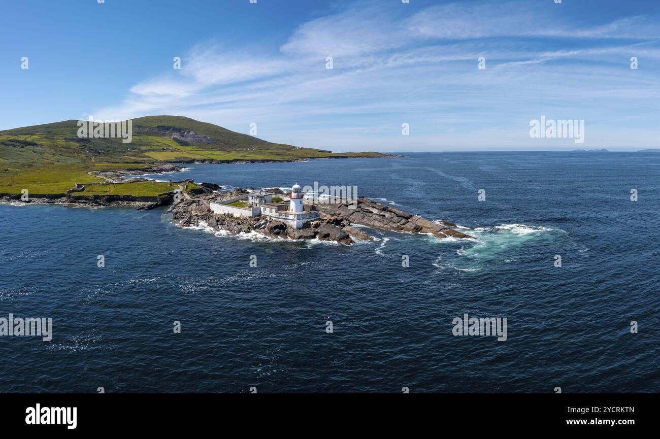 Una vista aerea dello storico Faro dell'Isola di Valentia nella Contea di Kerry dell'Irlanda occidentale Foto Stock