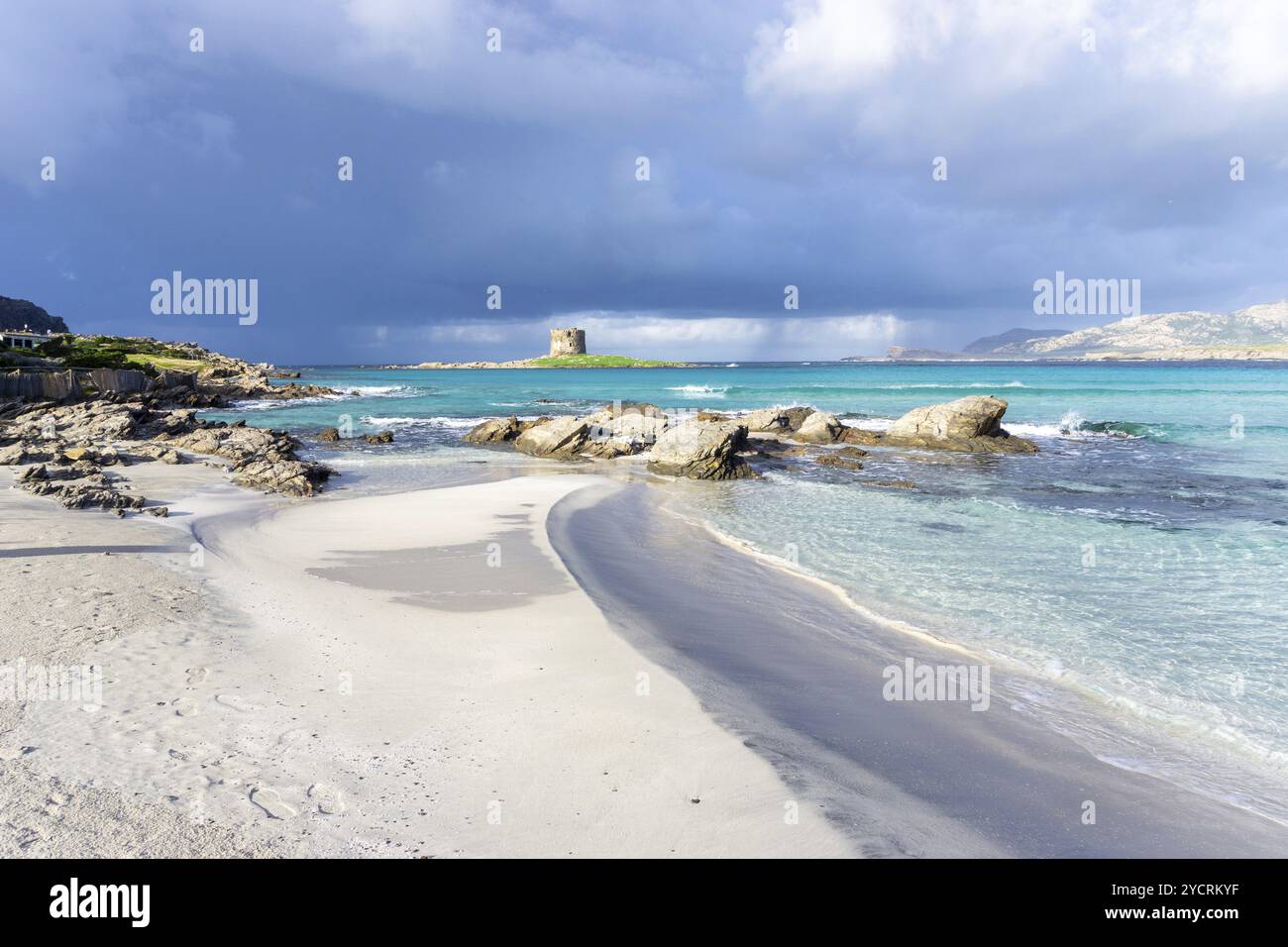 Vista sull'idilliaca spiaggia di sabbia bianca di la Pelosa nella Sardegna nord-occidentale Foto Stock