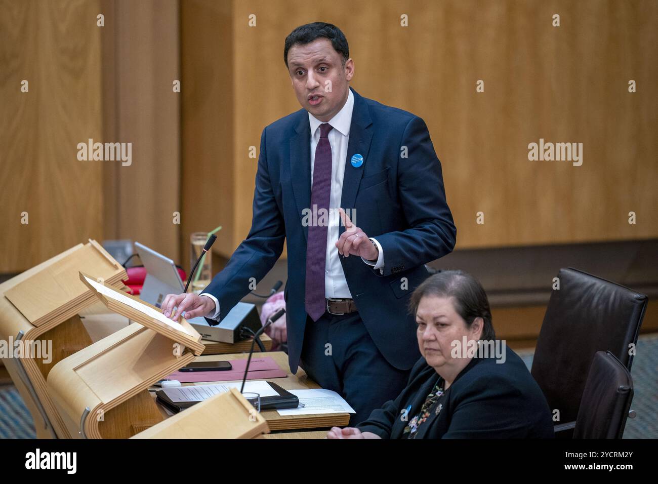 Foto datata 10/10/24 del leader laburista scozzese Anas Sarwar durante le domande del primo Ministro al Parlamento scozzese a Holyrood, Edimburgo. Il Partito laburista scozzese ha iniziato la sua ricerca di candidati per candidarsi alle elezioni di Holyrood del 2026. La parte ha avviato il processo di presentazione delle dichiarazioni di interesse da parte degli SPM in vista del processo di selezione formale che avrà inizio alla fine di quest'anno. Data di pubblicazione: Giovedì 24 ottobre 2024. Foto Stock