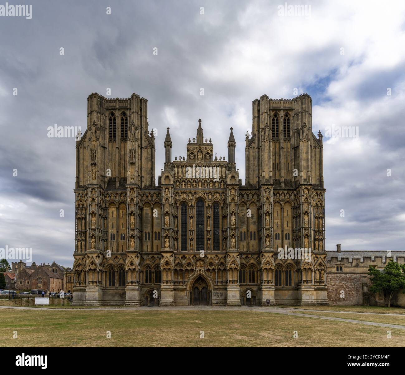 Wells, Regno Unito, 1 settembre 2022: Veduta delle due guglie e di fronte alla cattedrale gotica di Wells nel Somerset, Europa Foto Stock