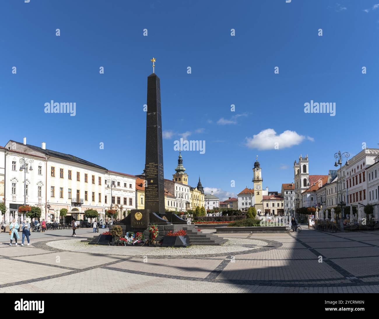 Banska Bystrica, Slovacchia, 28 settembre 2022: Veduta della piazza principale della città e del Memoriale degli eroi morti dell'esercito sovietico e rumeno nel centro di Ban Foto Stock