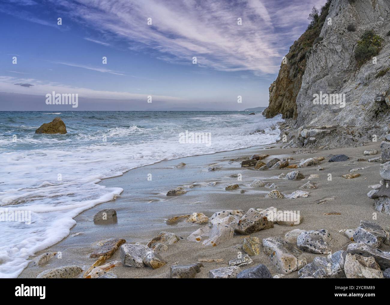 Vista sulla spiaggia di Sottobomba a Portoferraio sull'Isola d'Elba con l'alta marea Foto Stock