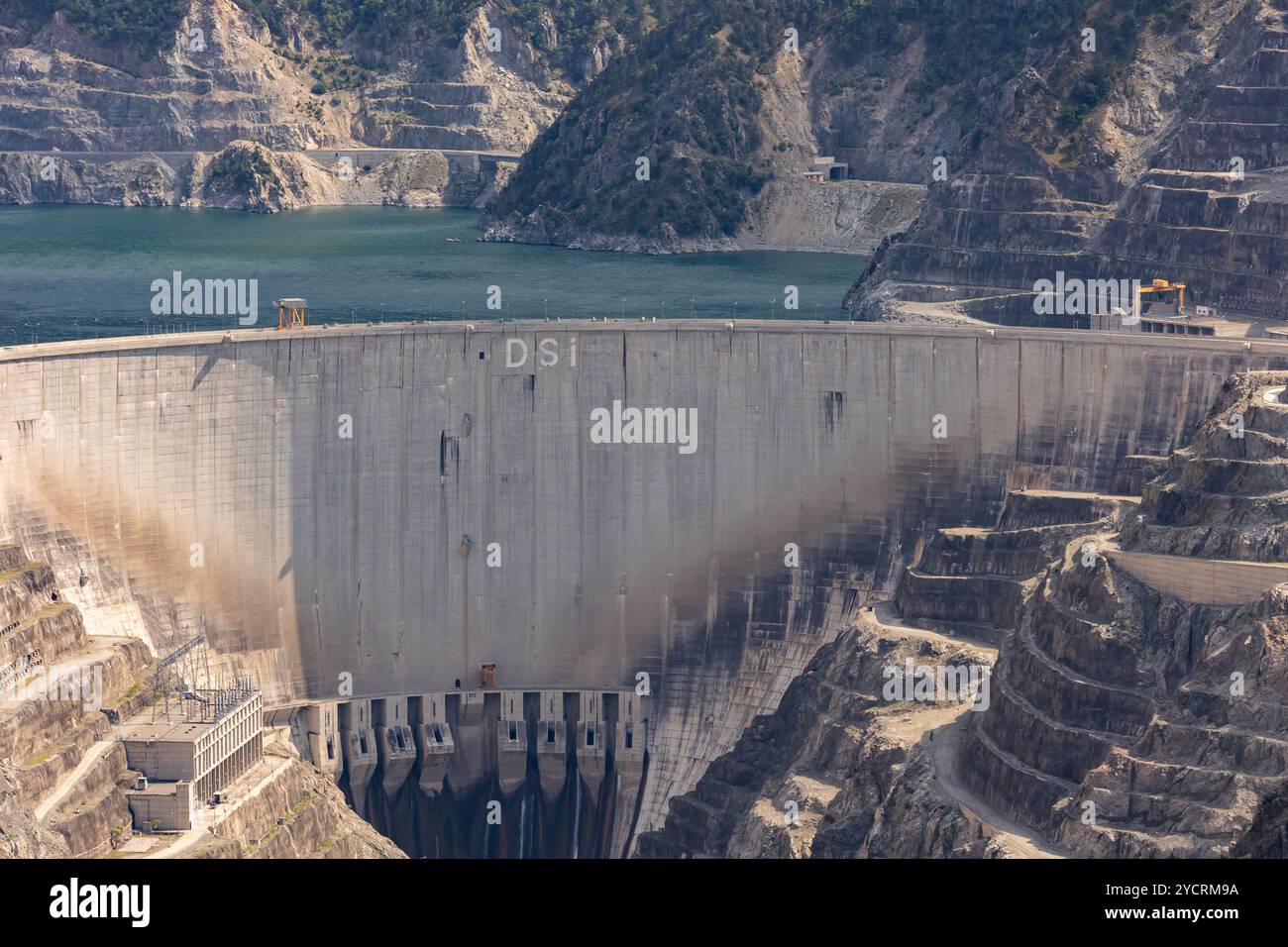 Deriner Dam sul fiume Coruh ad Artvin, Turchia. Sviluppo della foto di sfondo del concetto di Turchia. Foto Stock