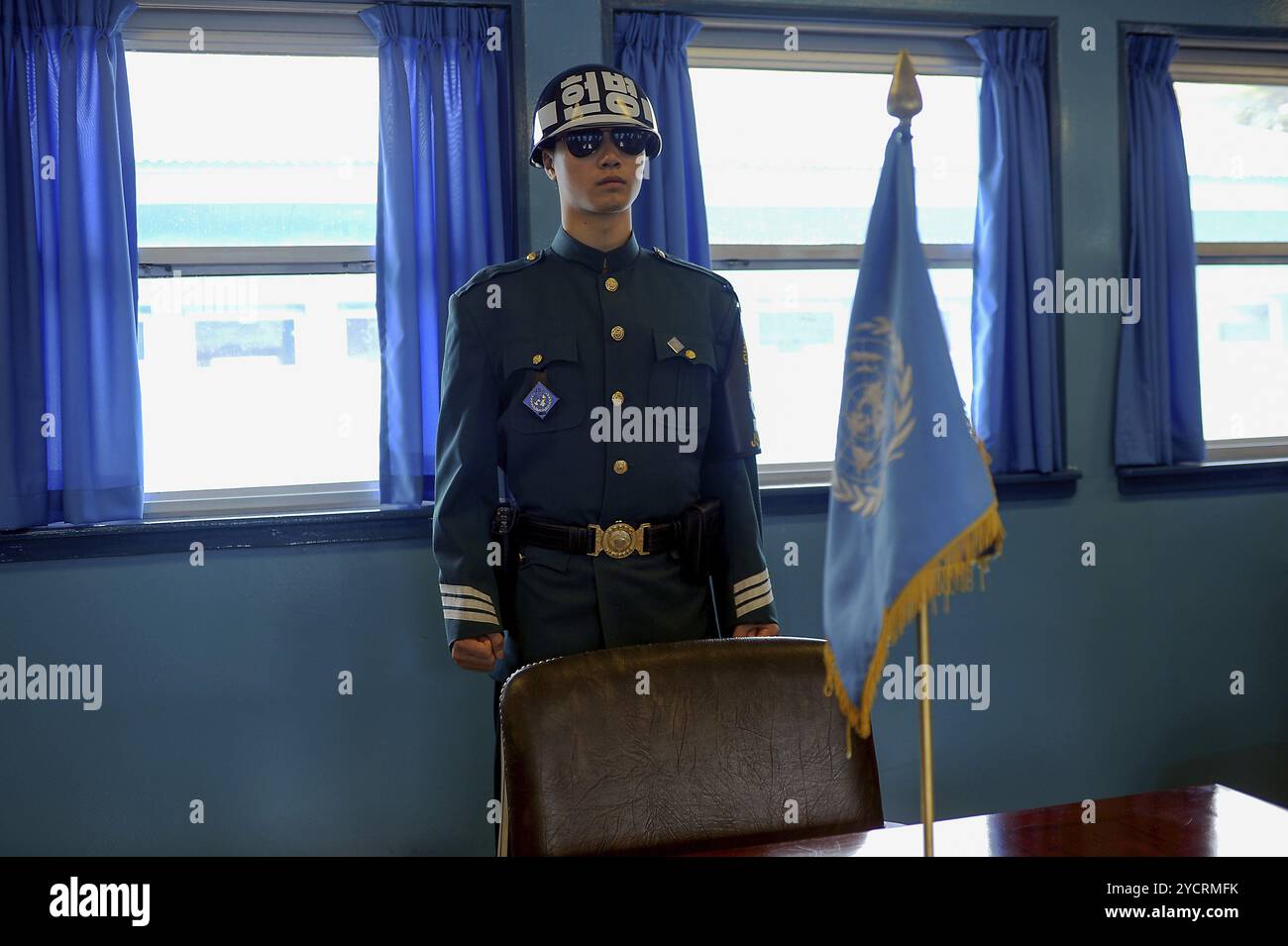 02.05.2013, Panmunjom, Corea del Sud, Asia, Un soldato di guardia sudcoreano si trova in una posizione difensiva in una baracca negoziale nella Joint Security AR Foto Stock