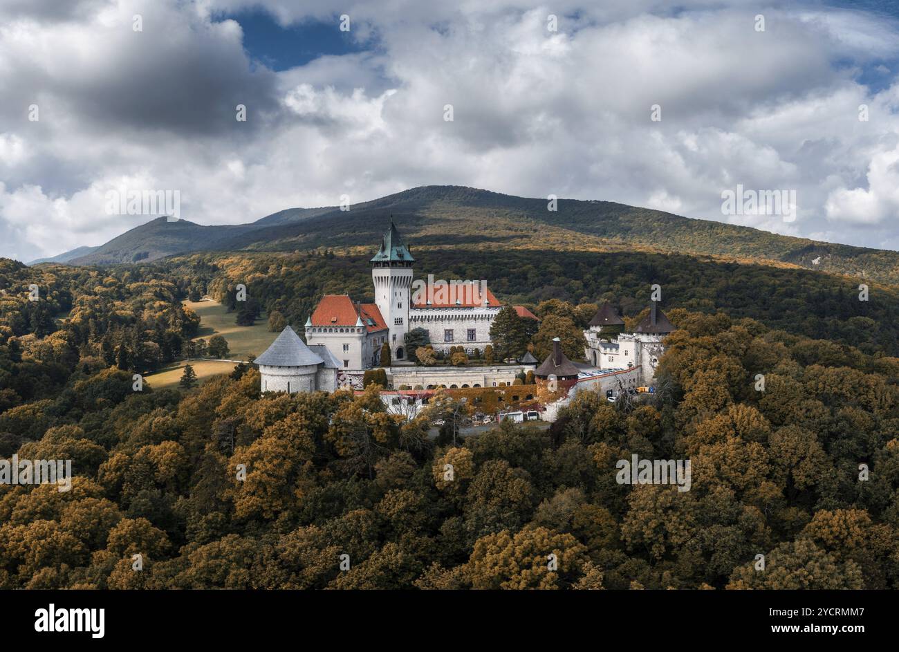 Smolenice, Slovacchia, 26 settembre 2022: Paesaggio del Castello di Smolenice nei piccoli Carpazi all'inizio dell'autunno con colori di fogliame autunnali, Europa Foto Stock