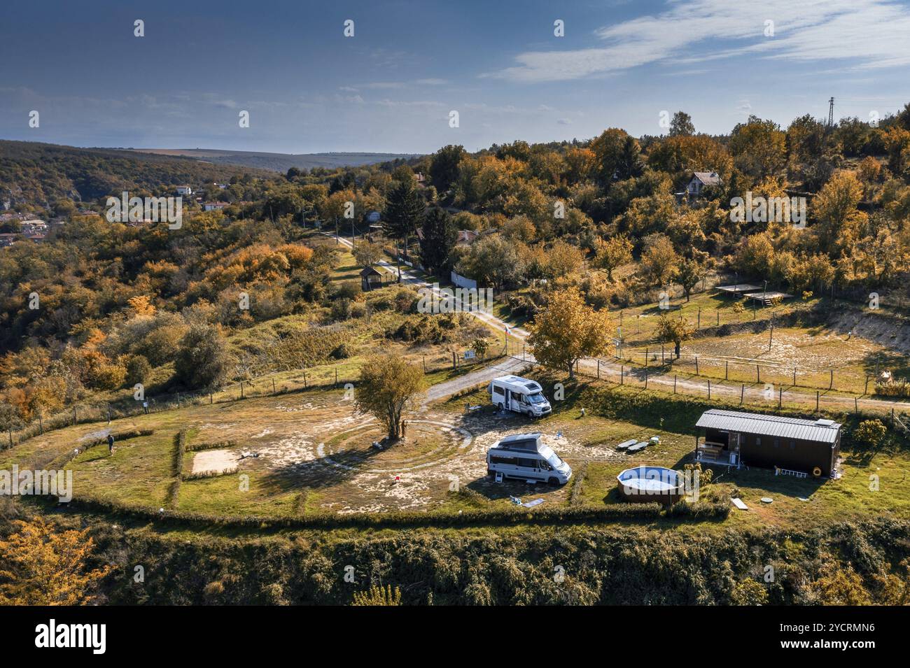 Koshov, Bulgaria, 20 ottobre 2022: Veduta da droni di un campeggio idilliaco nella valle di Cherni Lom vicino a Koshov in Bulgaria, Europa Foto Stock