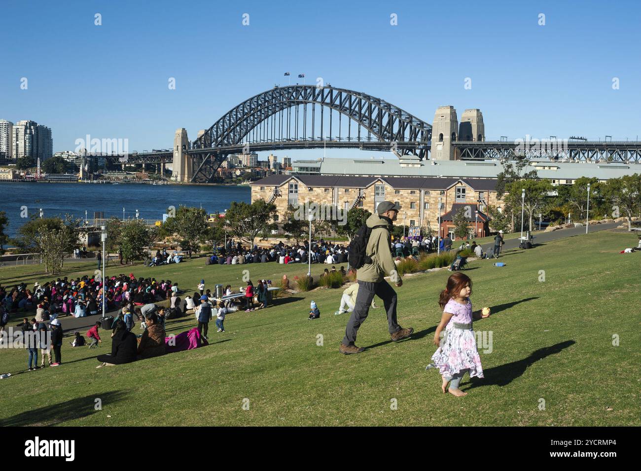 16.09.2018, Sydney, nuovo Galles del Sud, Australia, gente che si gode un fine settimana soleggiato a Headland Park a Barangaroo con vista del Sydney Harbour Bridg Foto Stock