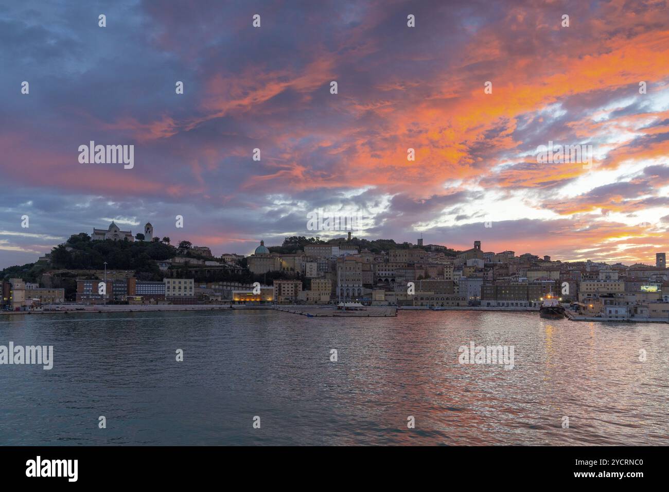 Ancona, Italia, 24 novembre 2022: Veduta del centro storico e del lungomare di Ancona all'alba, Europa Foto Stock