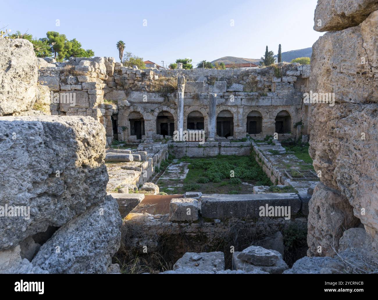 Corinto, Grecia, 8 novembre 2022: Veduta delle rovine della Fontana dei Pireni nell'antica Corinto nel sud della Grecia, Europa Foto Stock