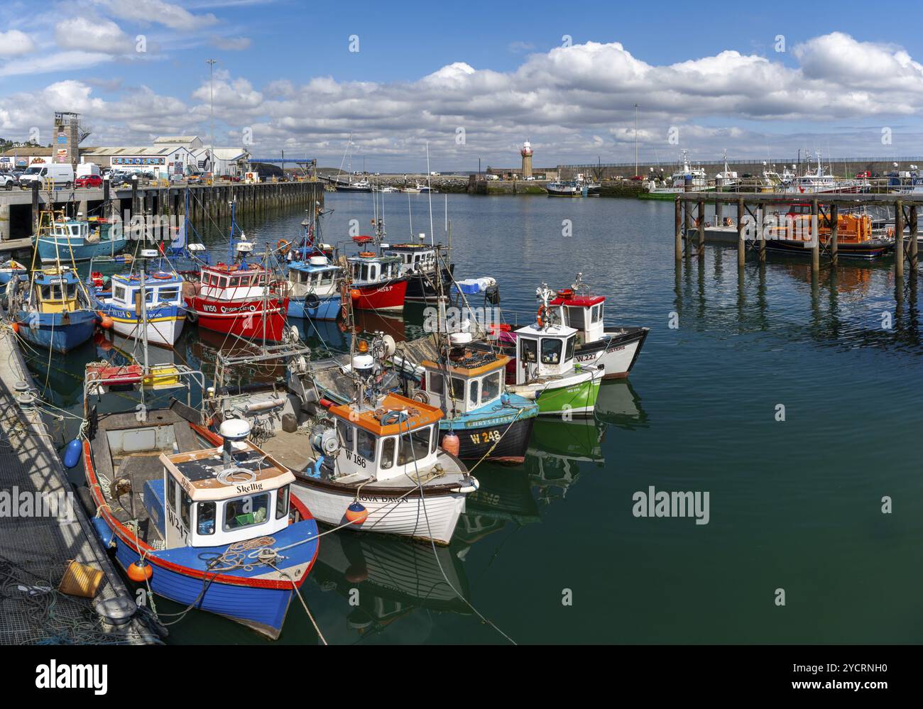 Dunmore East, Irlanda, 17 agosto 2022: Veduta del porto e faro di Dunmore East nella contea di Waterford, Europa Foto Stock