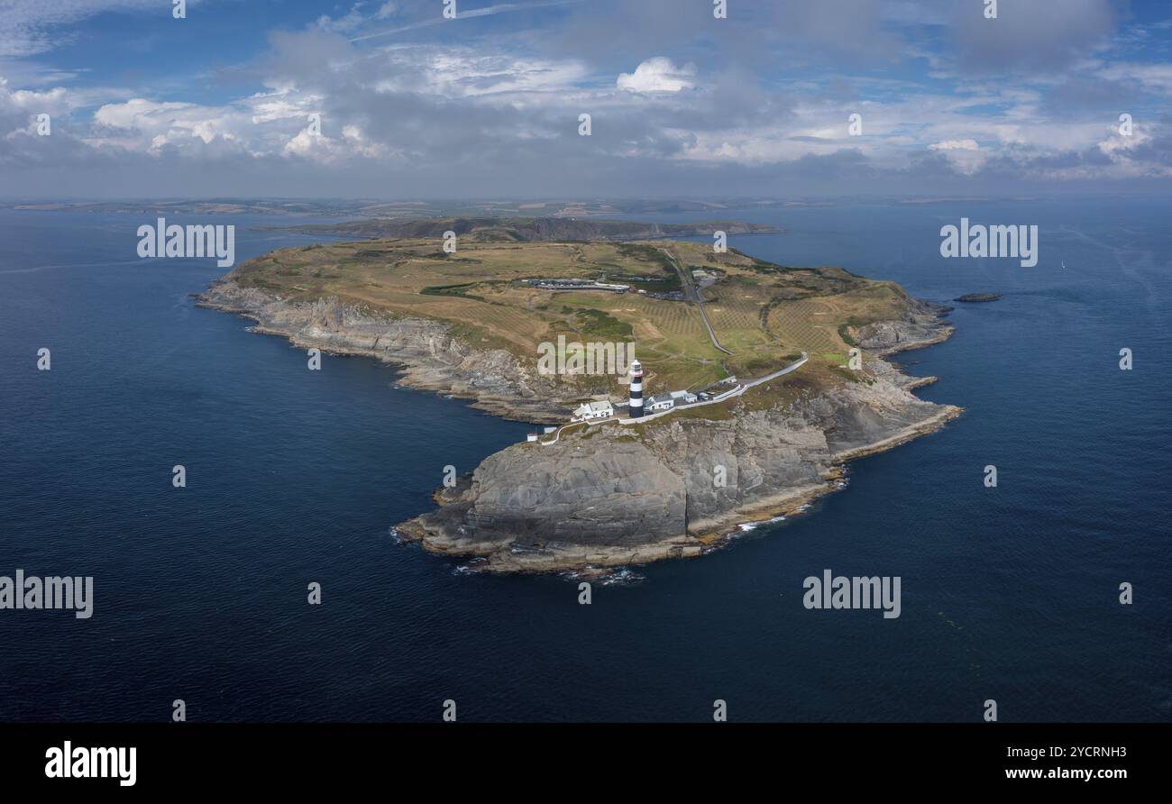 Una vista aerea del faro e dell'Old Head of Kinsale nella contea di Cork, Irlanda occidentale Foto Stock