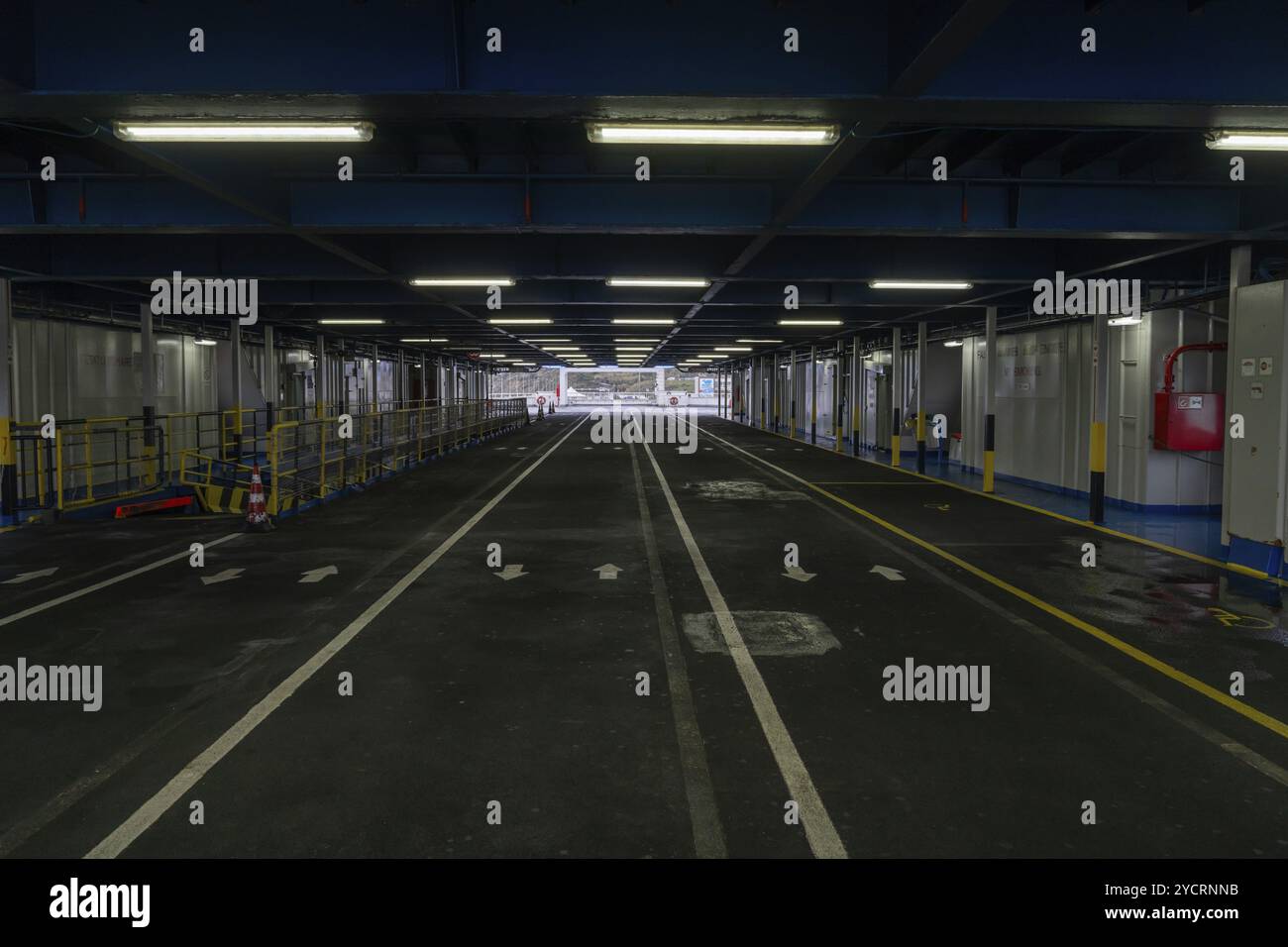Piombino, Italia, 12 novembre 2023: Vista interna del ponte auto di un traghetto nel porto di Piombino, Europa Foto Stock