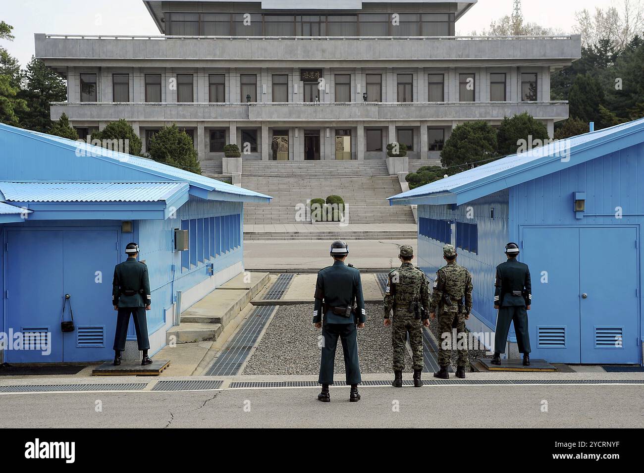 02.05.2013, Panmunjom, Corea del Sud, Asia, le guardie sudcoreane si trovano presso la striscia di confine nella zona di sicurezza comune all'interno della zona smilitarizzata, Asia Foto Stock