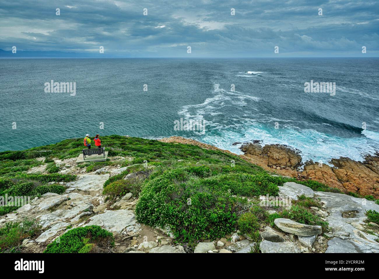 Escursioni uomo e donna con vista sul mare, Robberg Island, Robberg Nature Reserve, Garden Route National Park, Western Cape, Sud Africa Foto Stock