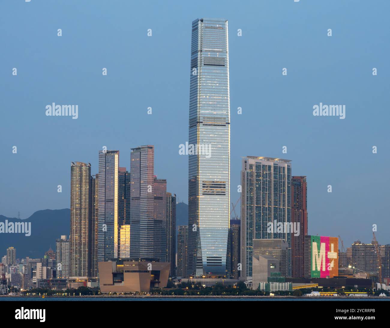 L'ICC International Commerce Centre e il nuovissimo museo M+ di cultura visiva di Hong Kong, Victoria Harbour, Hong Kong, Cina. Foto Stock