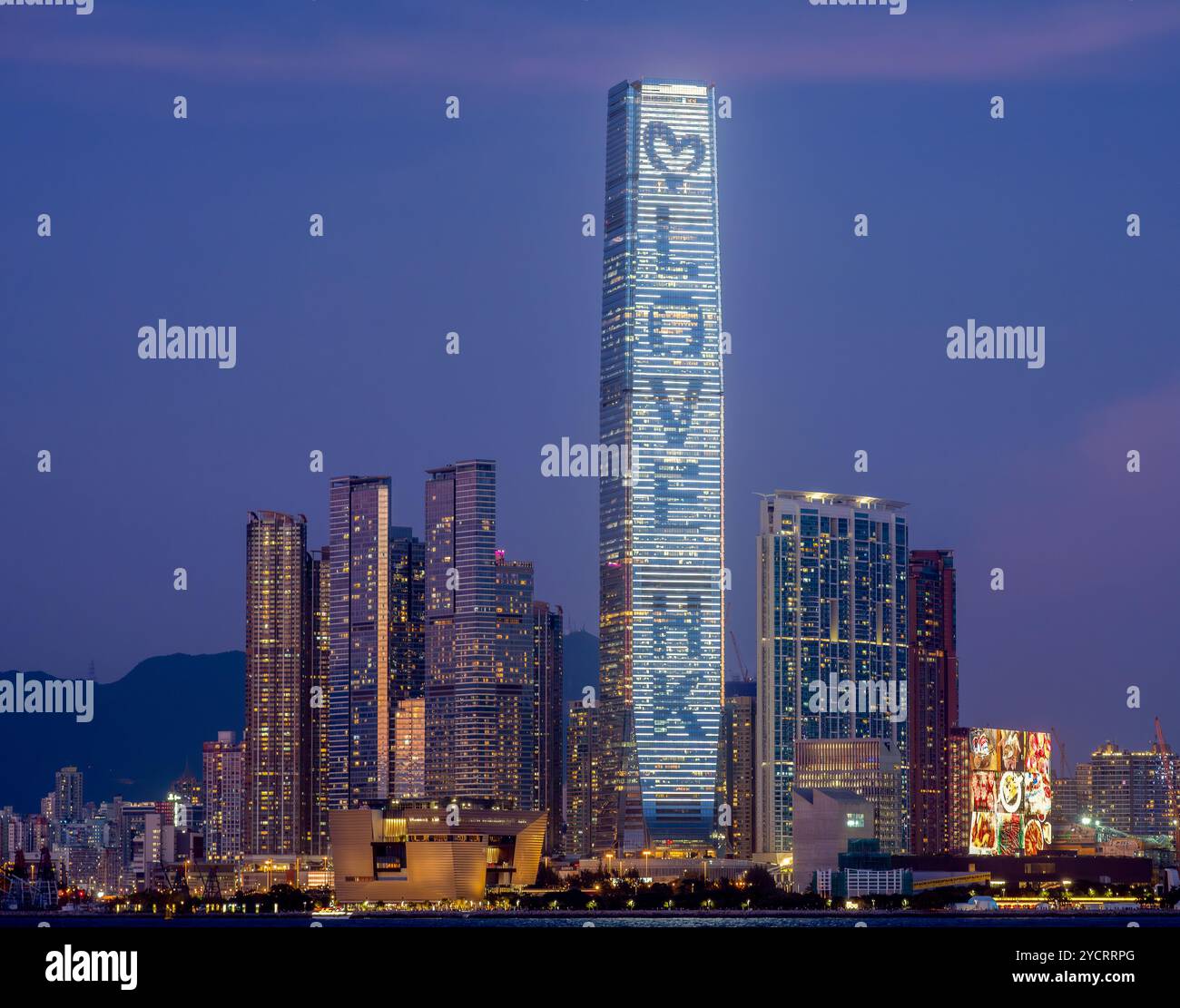 L'ICC International Commerce Centre e il nuovissimo museo M+ di cultura visiva di Hong Kong, Victoria Harbour, Hong Kong, Cina. Foto Stock