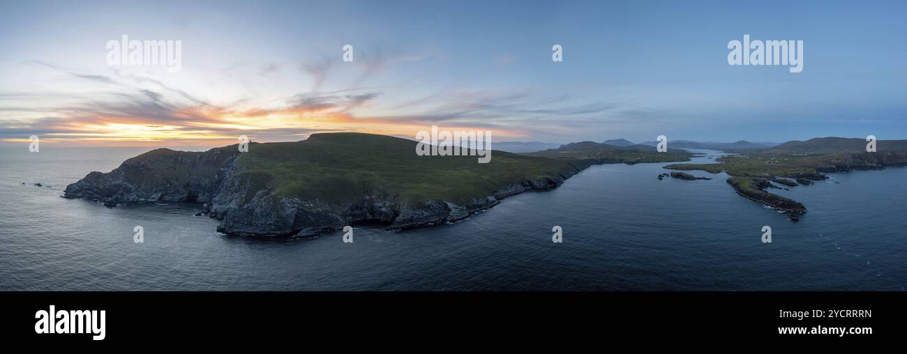 Panorama aereo delle scogliere di Bray Head sull'isola di Valentia al tramonto Foto Stock