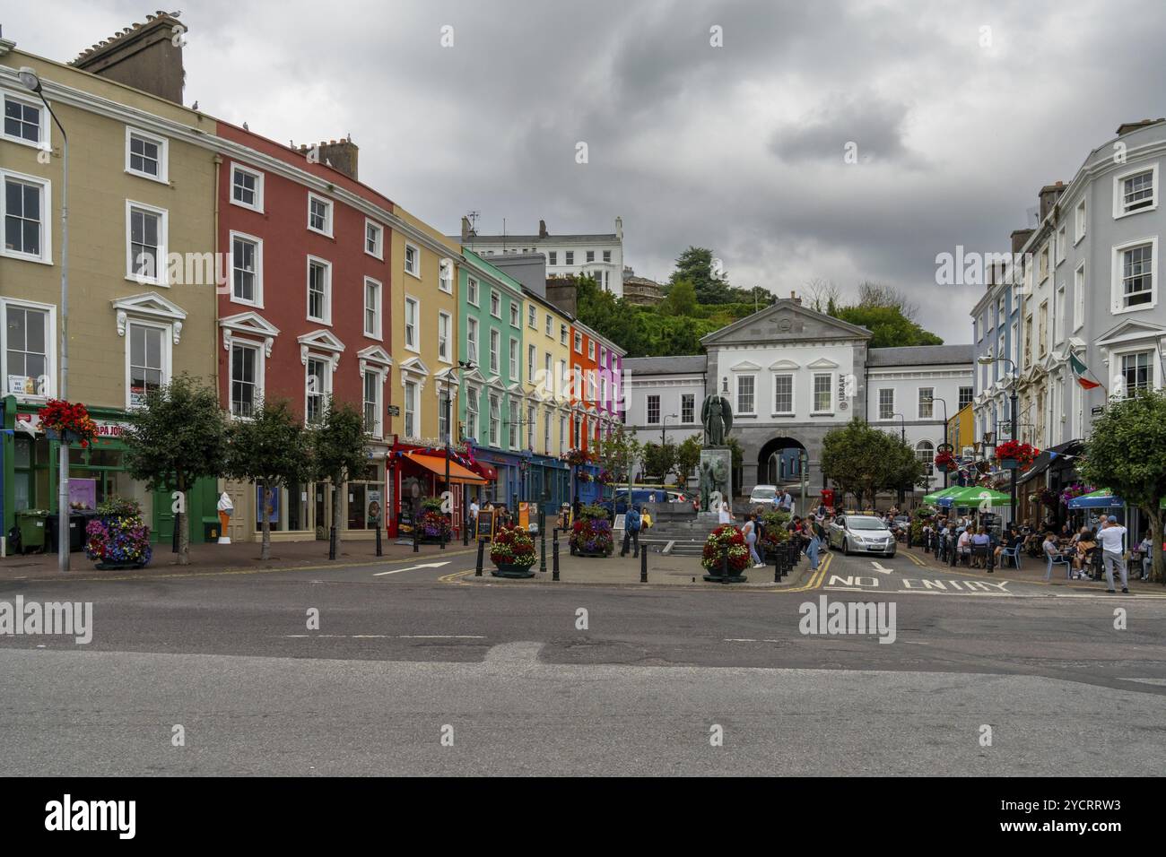 Cobh, Irlanda, 15 agosto 2022: Piazza cittadina a Cobh con case colorate e la statua commemorativa della Lusitania, Europa Foto Stock