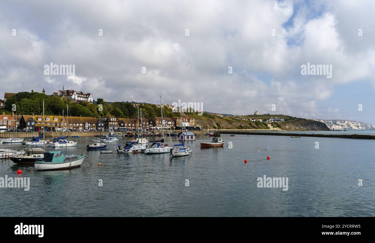 Folkestone, Regno Unito, 11 settembre 2022: Vista panoramica del porto di Folkestone con molte barche all'ancora, Europa Foto Stock